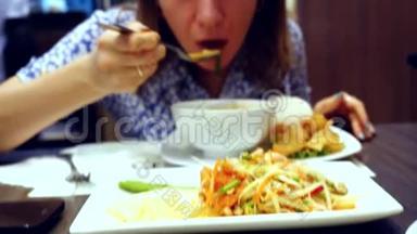 泰国咖啡厅年轻女子美味可口的<strong>饭</strong>菜。 米<strong>饭</strong>汤和木瓜沙拉.. 3840x2160，4k